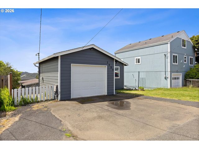 1754 Ne 13TH St, Lincoln City, OR 97367