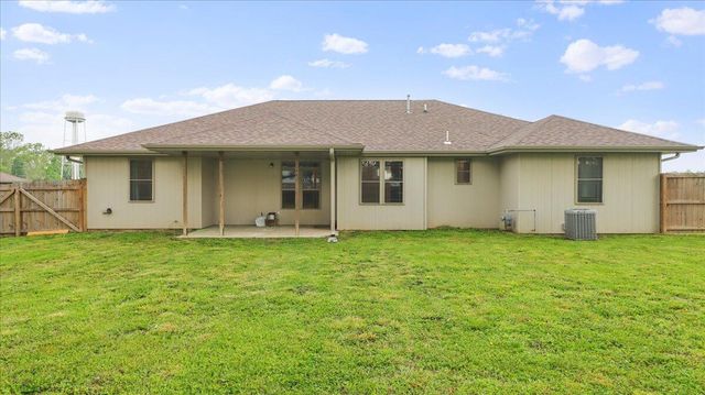 2606 Country Drive, Mountain Grove, MO 65711