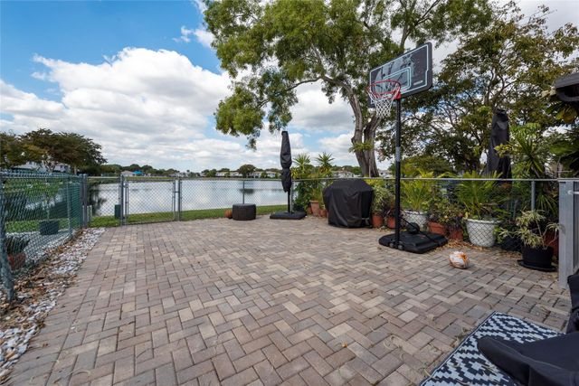 334 NW 103rd Terrace 334, Pembroke Pines, FL 33026