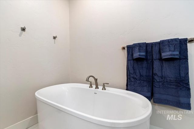 1754 N Peakhurt, Kuna, ID 83634