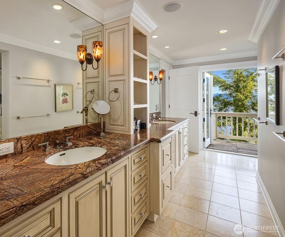 5608 Tara Drive, Freeland, WA 98249