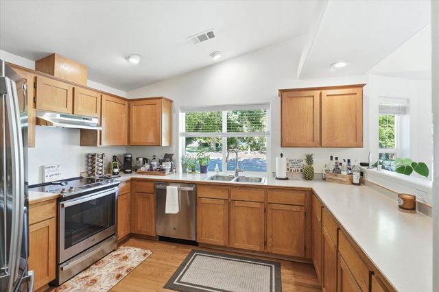 96 Mountain View Drive, Phoenix, OR 97535