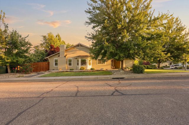 96 Mountain View Drive, Phoenix, OR 97535