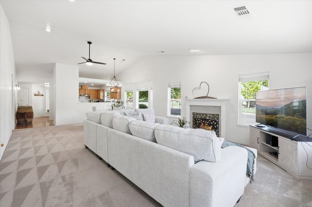 96 Mountain View Drive, Phoenix, OR 97535