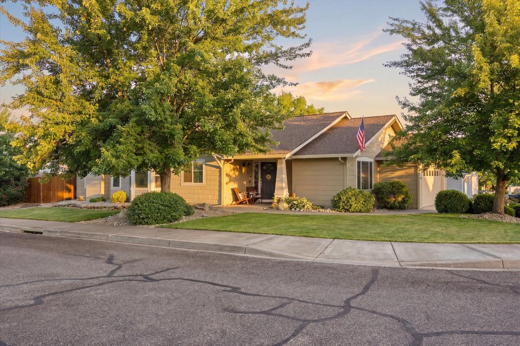 96 Mountain View Drive, Phoenix, OR 97535