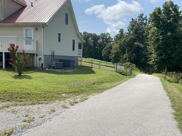 326 Sherman Rd, Charlotte, TN 37036