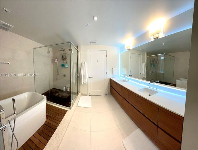 3581 E Glencoe St 601, Miami, FL 33133