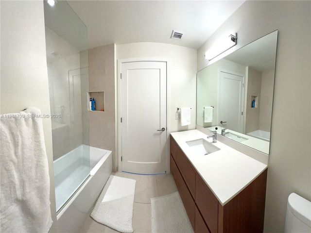 3581 E Glencoe St 601, Miami, FL 33133