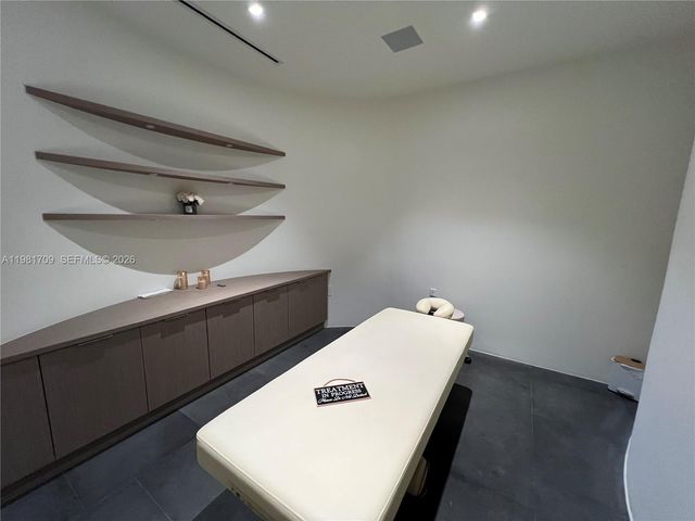 3581 E Glencoe St 601, Miami, FL 33133