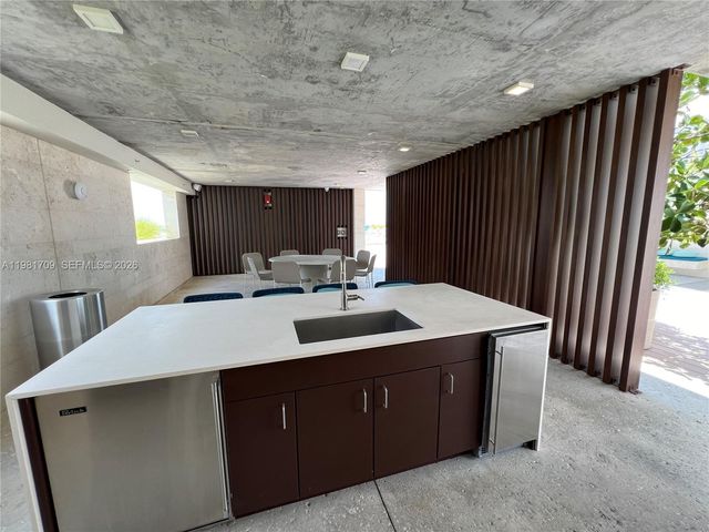 3581 E Glencoe St 601, Miami, FL 33133