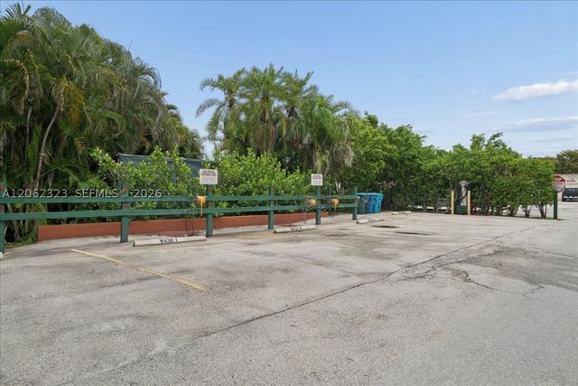 800 S Hollybrook Dr 205, Pembroke Pines, FL 33025