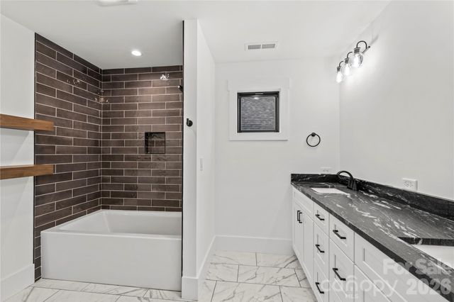 12 S Martha Kate Drive 21, Hendersonville, NC 28792
