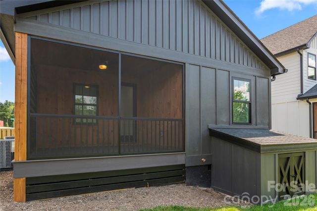 12 S Martha Kate Drive 21, Hendersonville, NC 28792