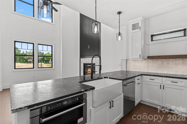 12 S Martha Kate Drive 21, Hendersonville, NC 28792