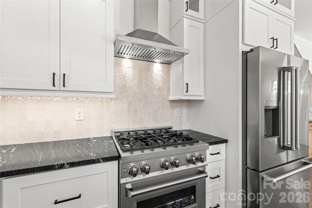 12 S Martha Kate Drive 21, Hendersonville, NC 28792
