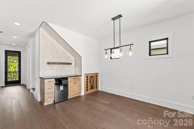 12 S Martha Kate Drive 21, Hendersonville, NC 28792