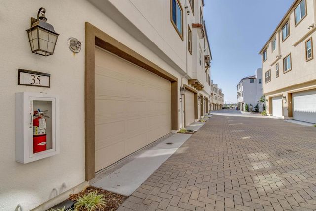 6012 Village Center Loop Rd 35, San Diego, CA 92130