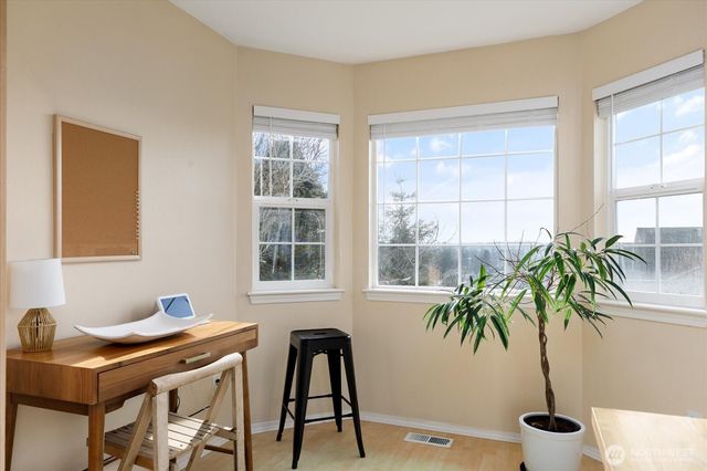 387 SW Stroops Drive, Oak Harbor, WA 98277