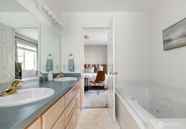 387 SW Stroops Drive, Oak Harbor, WA 98277