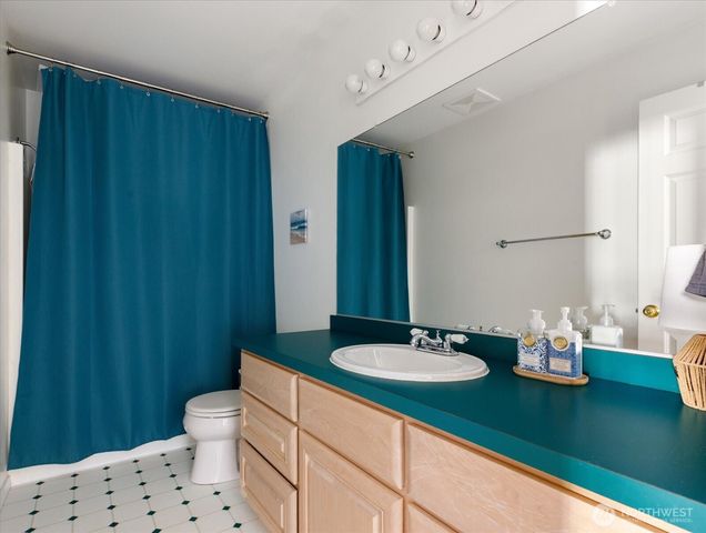 387 SW Stroops Drive, Oak Harbor, WA 98277