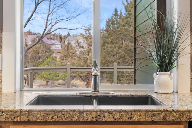 447 Highland Meadow Loop, Redmond, OR 97756