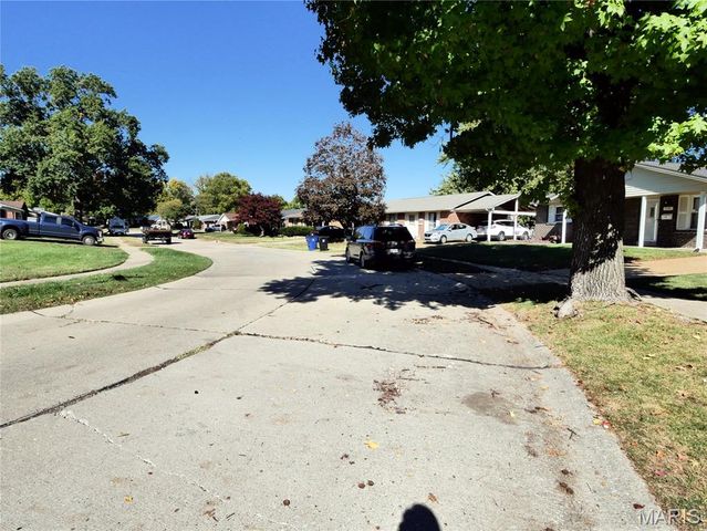 2580 Hedgerow Drive, Florissant, MO 63031