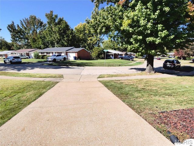 2580 Hedgerow Drive, Florissant, MO 63031