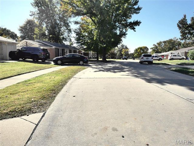 2580 Hedgerow Drive, Florissant, MO 63031