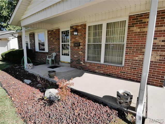2580 Hedgerow Drive, Florissant, MO 63031
