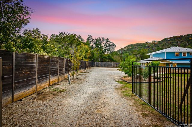 304 HUB DR, Wimberley, TX 78676