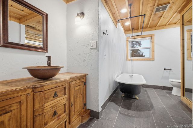 304 HUB DR, Wimberley, TX 78676