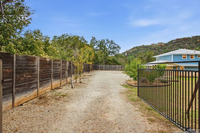 304 HUB DR, Wimberley, TX 78676
