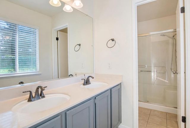 774 Long Barn Dr, Lathrop, CA 95330