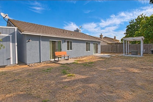 774 Long Barn Dr, Lathrop, CA 95330