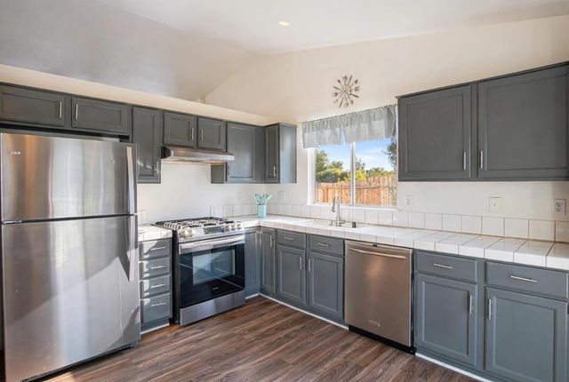 774 Long Barn Dr, Lathrop, CA 95330