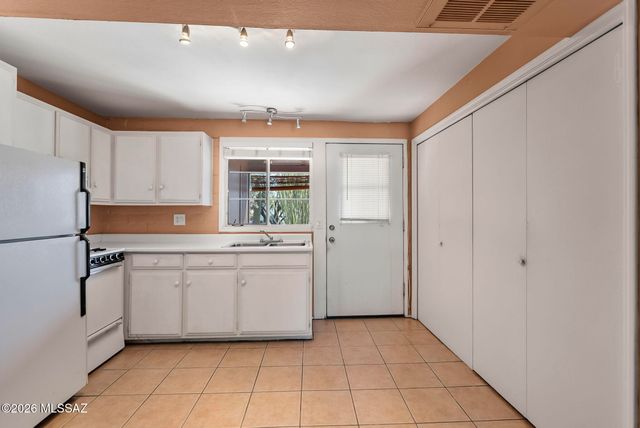 119 S Paseo Tierra, Green Valley, AZ 85614