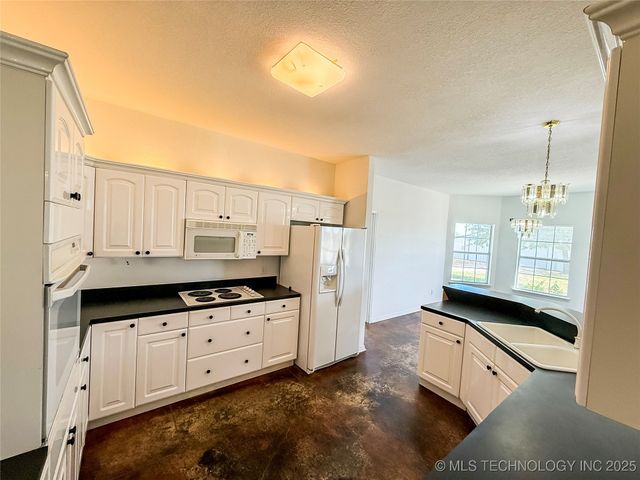 1490 Woodford, Lone Grove, OK 73401