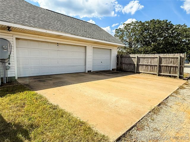 1490 Woodford, Lone Grove, OK 73401