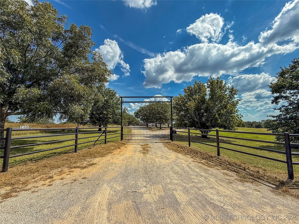 1490 Woodford, Lone Grove, OK 73401