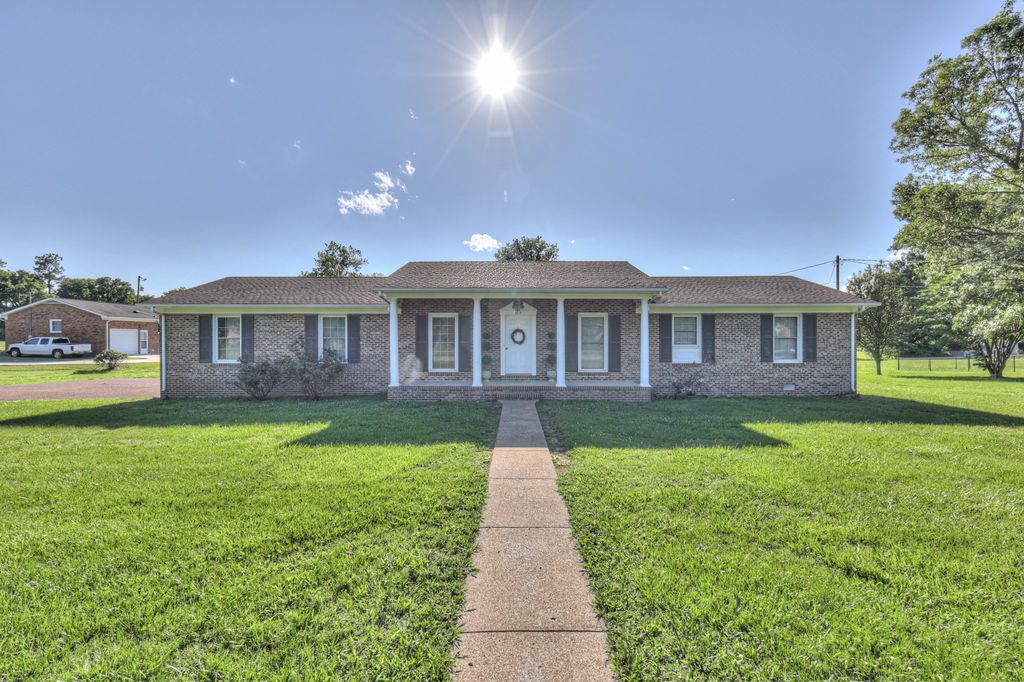 703 Dow Dr, Shelbyville, TN 37160