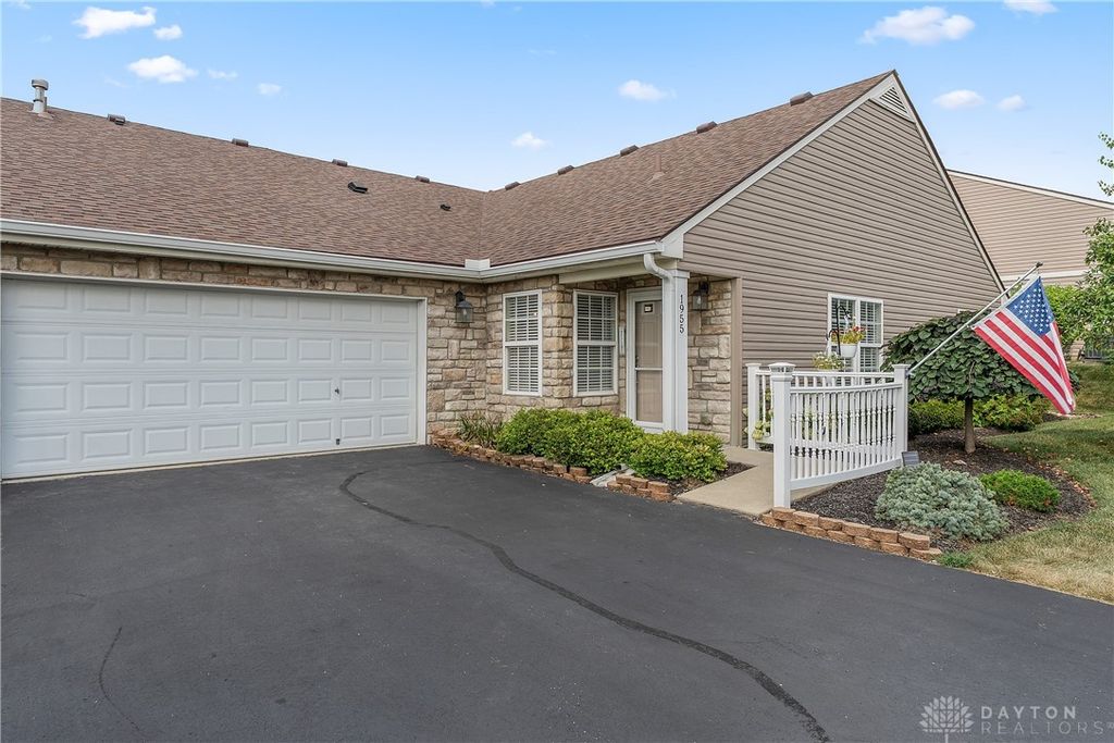 1955 Falling Leaf Lane, Miamisburg, OH 45342