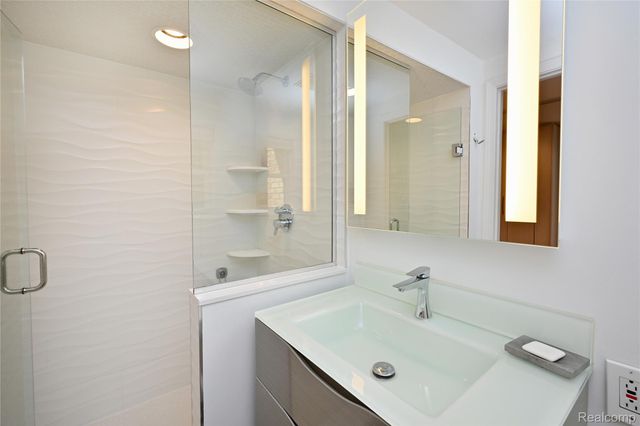 4780 Pickering Road, Bloomfield Hills, MI 48301