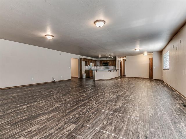 2905 N Henney Road, Choctaw, OK 73020