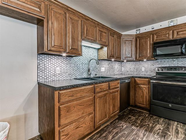 2905 N Henney Road, Choctaw, OK 73020