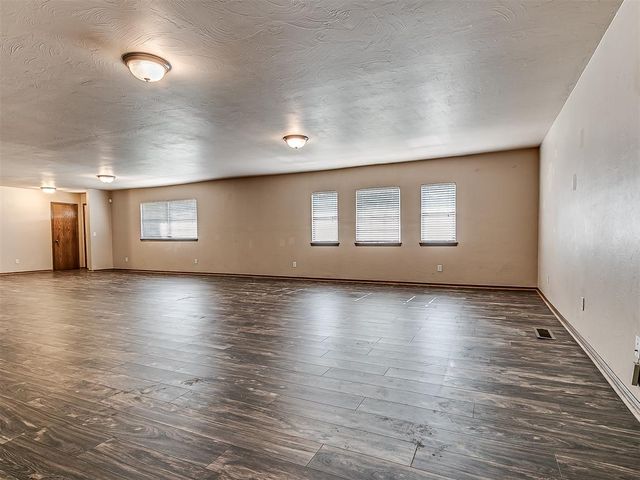 2905 N Henney Road, Choctaw, OK 73020