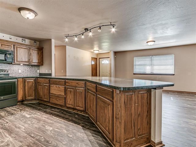 2905 N Henney Road, Choctaw, OK 73020