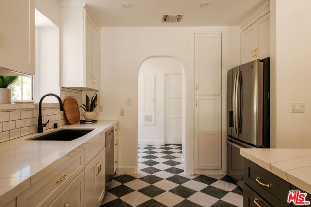 3739 Virginia Road, Los Angeles, CA 90016