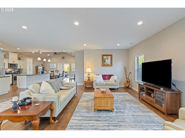 263 WIL Way, Winston, OR 97496