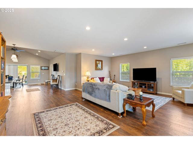 263 WIL Way, Winston, OR 97496