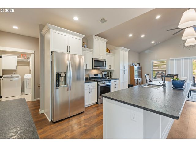 263 WIL Way, Winston, OR 97496